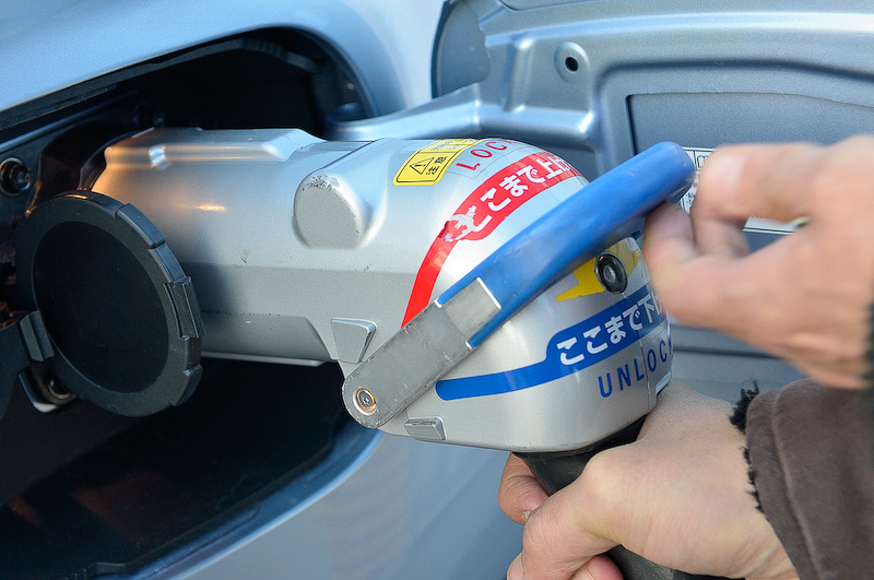 駿河湾沼津SAに設置される急速充電器に先客はおらず、到着してすぐに充電ができた。充電方法はいたって簡単。充電網整備推進機構が運営する会員制充電サービスネットワーク「チャデモチャージ」カードを充電器にかざし、コネクタを車両に接続して充電を開始するだけ。急速充電では30分で80％までバッテリー残量を回復することができる