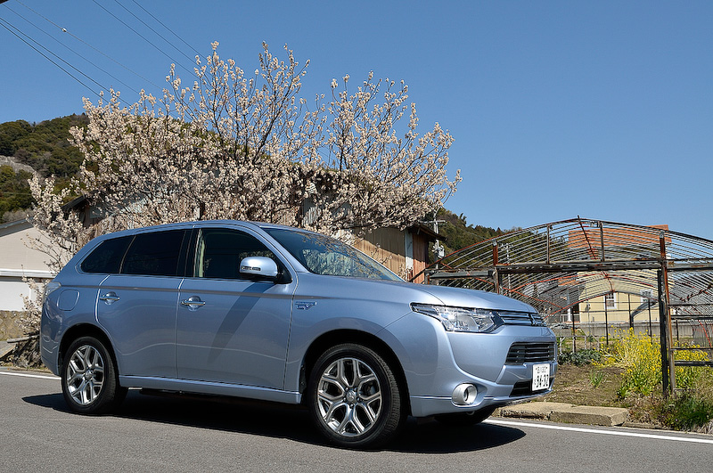 春らしい絵を先取りするべく、三菱自動車工業のプラグインハイブリッドEV「アウトランダーPHEV」で三重県はナガシマリゾートの施設の1つ「なばなの里」へ。なばなの里では梅や河津桜を楽しむことができ、その河津桜の見学を目的とし、前編ではアウトランダーPHEVの燃費について紹介する