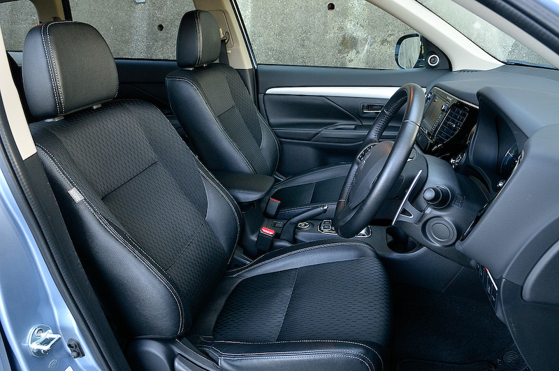 ブラックを基調としたG Navi Packageのインテリア。合成皮革とファブリックを組み合わせたコンビネーションシートを採用する