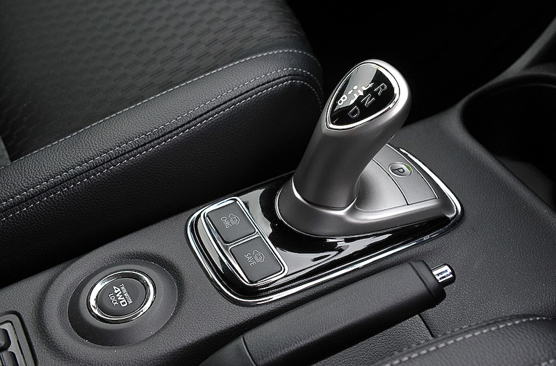 アウトランダーPHEVのハイライトの1つとして、バッテリーの使い方を任意でコントロールできることが挙げられる。「バッテリーチャージモード」では停車/走行にかかわらずエンジンを作動させて充電することができ、「バッテリーセーブモード」を選択にするとハイブリッド走行が主体となり、後の走行にバッテリー残量を残しておくことができる