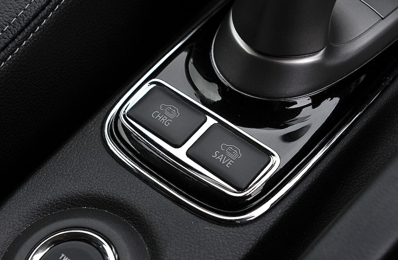 アウトランダーPHEVのハイライトの1つとして、バッテリーの使い方を任意でコントロールできることが挙げられる。「バッテリーチャージモード」では停車/走行にかかわらずエンジンを作動させて充電することができ、「バッテリーセーブモード」を選択にするとハイブリッド走行が主体となり、後の走行にバッテリー残量を残しておくことができる