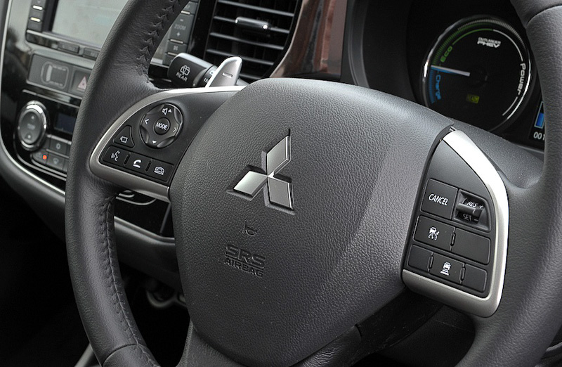 G Navi Packageは衝突被害軽減ブレーキシステム（FCM）、車線逸脱警報システム（LDW）、レーダークルーズコントロールシステム（ACC）をまとめた安全装備「e-Assist（イーアシスト）」を標準装備。高速道路を利用して長距離移動する際に役立つACCは、ステアリング右側のスイッチで操作する