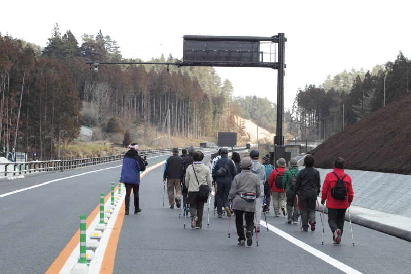 事前申込者は徒歩で楽しみながら開通を祝った