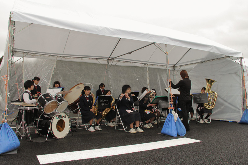 吉舎中学校の吹奏楽部による力強い演奏で祝賀行事がスタート