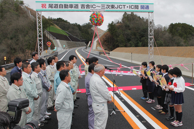 地元の小学生から施工業社25社に向けて感謝の言葉が贈られた