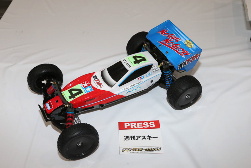 週刊アスキー。さすがホビーの帝王アカザー氏だけあってオイルダンパーやカーボンステーなど大人げないチューンアップで決めている