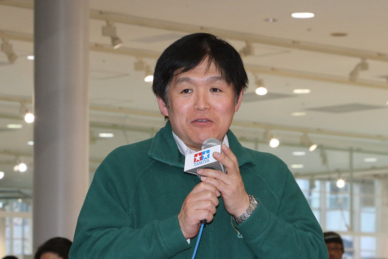 レース解説はCar Watch連載でもおなじみのオグたんこと小倉茂徳氏。オグたんは、タミヤRCカーグランプリの解説を終えた後、インディカーシリーズの解説のため大阪へ旅立っていった