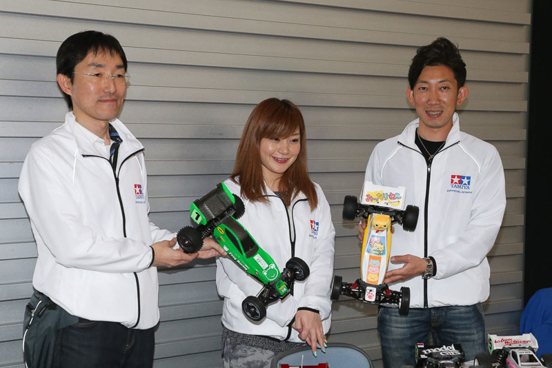 真ん中の女性スタッフによって、レスポンスとファミ通Appがコンデレに選ばれた。ちなみに左は、タミヤ広報の山本氏、右はTRF（タミヤレーシングファクトリー）の前住選手