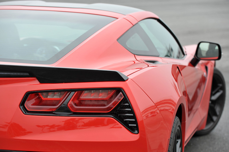 C7コルベットは先代と比べ45kg軽く、57％剛性を高めた「新アルミニウムフレーム」を採用するとともに、カーボンファイバーボンネットの採用など軽量化を積極的に推し進めている。Z51はブラックペイントのアルミホイール（フロント19インチ、リア20インチ）を標準装備し、ミシュラン「パイロットスーパースポーツ」（フロントP245/35 ZR19、リアP285/30 ZR20）を組み合わせる