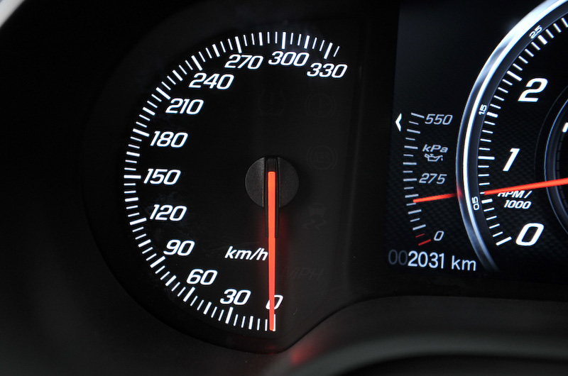 中央にタコメーター、左側に330km/hまで刻まれるスピードメーター、右側に水温＆燃料計が備わる