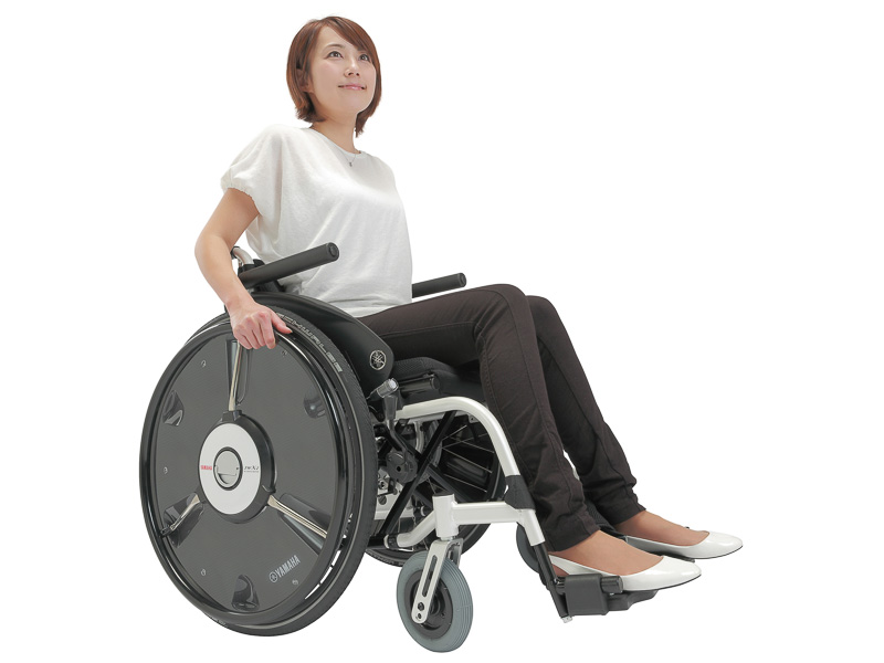 ヤマハ初の電動アシスト車いす「JWスウィング」（スポークカバーはオプション）
