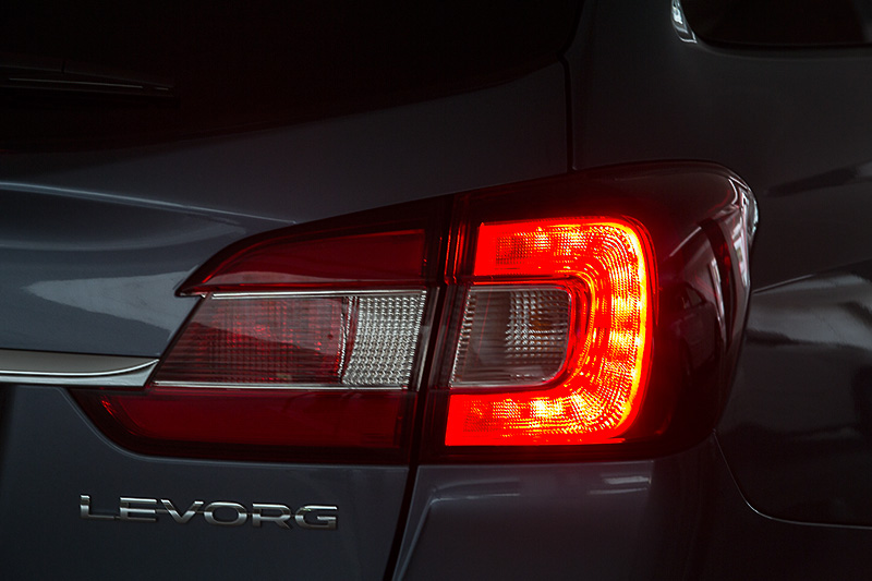 リアコンビランプはヘッドランプと同じコの字型デザインを採用。テール＆ストップランプはLEDになる。リアコンビランプ内側部分は右がリアフォグ、左はバックランプになる