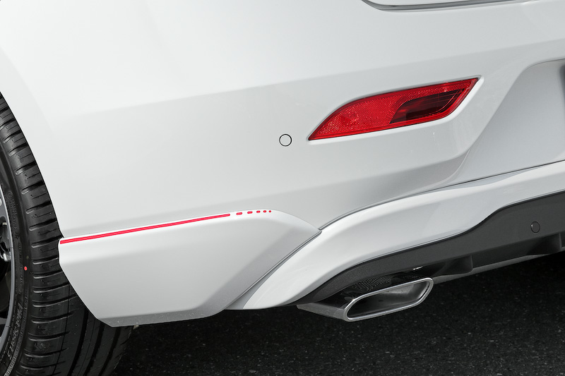 V40のスポーティさをより強調するデザインが与えられたV40 T4 Sports。サイド/リアアンダースポイラーにレッドストライプが入り、専用マフラーエンドパイプを装備。ライトグレーカラーの18インチ軽量鍛造ホイール「Ymir」が足下を引き締める。ボディーサイズは4370×1800×1440mm（全長×全幅×全高）。車両重量は1430kg