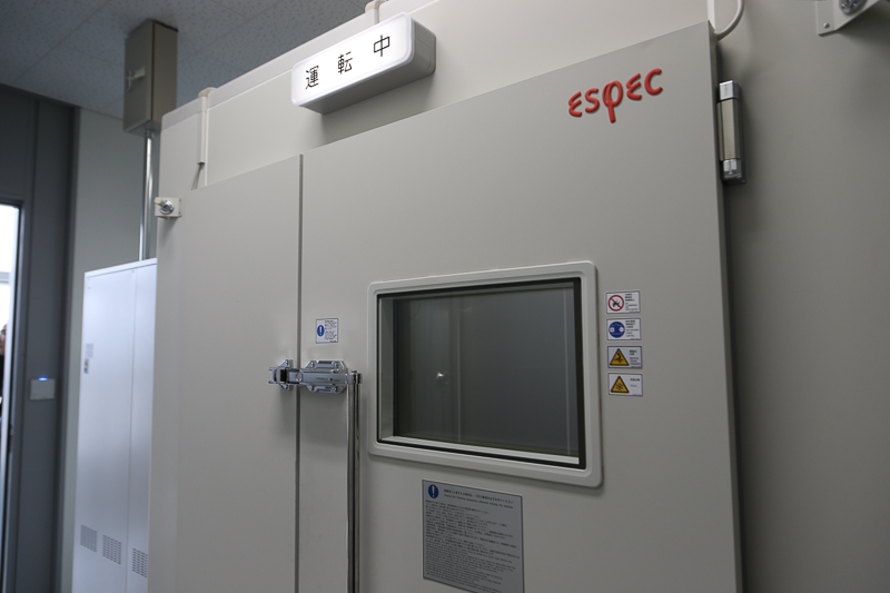 同じく羽田クロノゲートにある恒温高湿室。ここでは段ボールなどの資材が熱や温度でどのように変化するかをテストする。とくに段ボールは湿度に弱く、顧客からの問い合わせも多いという。見学時は室温40℃、湿度90％に設定されていた