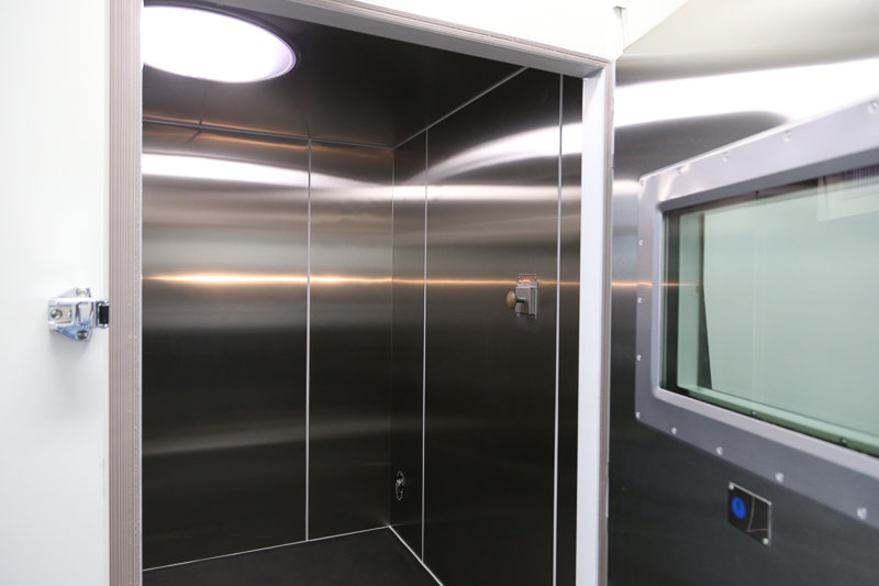 同じく羽田クロノゲートにある恒温高湿室。ここでは段ボールなどの資材が熱や温度でどのように変化するかをテストする。とくに段ボールは湿度に弱く、顧客からの問い合わせも多いという。見学時は室温40℃、湿度90％に設定されていた