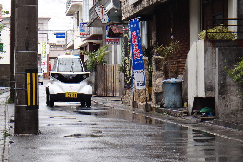 ショッピングモールや裏道の細街路を走って走行性能や使い勝手を確認。狭い道では軽自動車同士のすれ違いがやっとという道も多かったが、そんな道でもMC-βなら気負わず運転できる