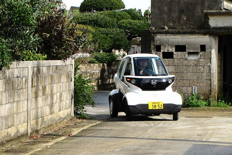 ショッピングモールや裏道の細街路を走って走行性能や使い勝手を確認。狭い道では軽自動車同士のすれ違いがやっとという道も多かったが、そんな道でもMC-βなら気負わず運転できる