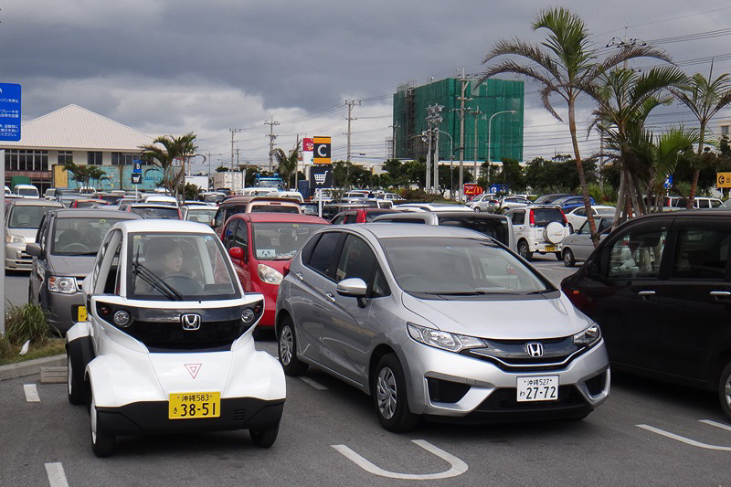 ショッピングモールの駐車場に駐車した状態。右側のフィットと比較しても、占有面積が明らかに小さい
