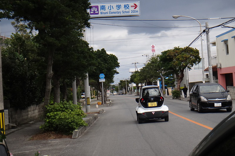 被験者の多くはセンターライン寄りを走ることが多い。これは普段運転しているクルマの運転席位置に自ずと近づいてしまうからだ