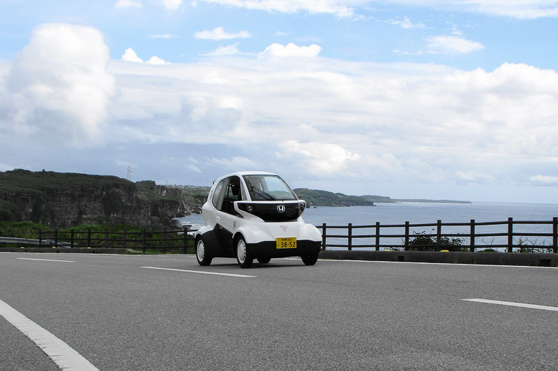 被験者の多くはセンターライン寄りを走ることが多い。これは普段運転しているクルマの運転席位置に自ずと近づいてしまうからだ