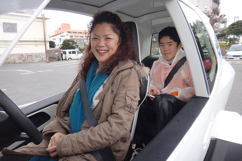 実証実験参加者のAさん親子。外気温14℃と南国宮古島としては低めの気温だったため、「防寒用のグローブがほしかった（母）」「下半身に風が直接当たって寒かった（子）」との感想