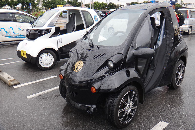 取材中に偶然巡り合ったトヨタ車体「コムス」。なんでも宮古島での個人所有はこの1台だけとのことだが、購入から1年、ほぼ毎日乗っているという。「年間降水量の多い南国には、簡易型でもよいから窓は必須」とオーナー氏は語る