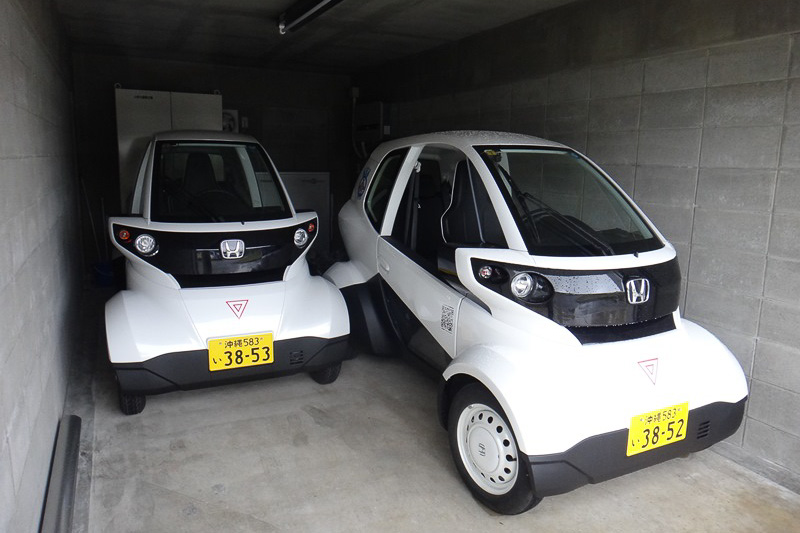 PV充電ステーションの内部。駐車の仕方を工夫すれば、このように2台を停めて同時に充電することも可能