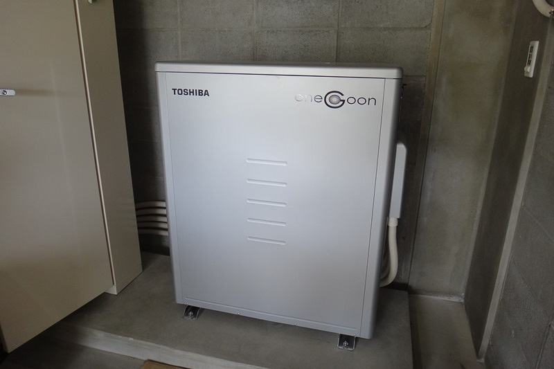 PV充電ステーションの内部。駐車の仕方を工夫すれば、このように2台を停めて同時に充電することも可能