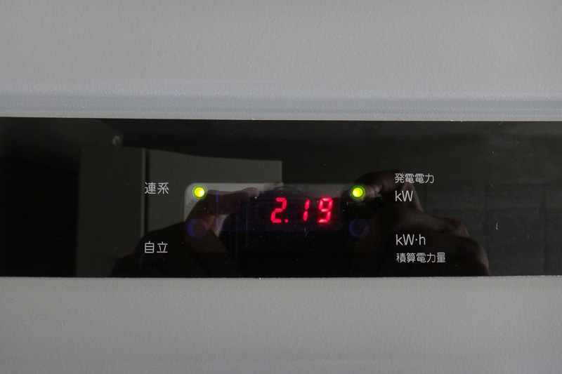 PV充電ステーションの内部。駐車の仕方を工夫すれば、このように2台を停めて同時に充電することも可能