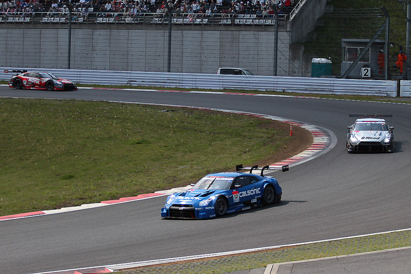 スタートは12号車、46号車、23号車とGT-Rが予選順位をキープした