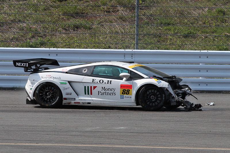 88号車がクラッシュ。前部を失った