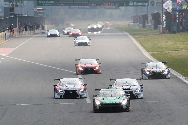 6位の24号車 D'station ADVAN GT-Rの後方にトヨタ勢