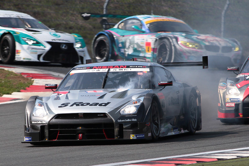 46号車のボンネットからスモーク