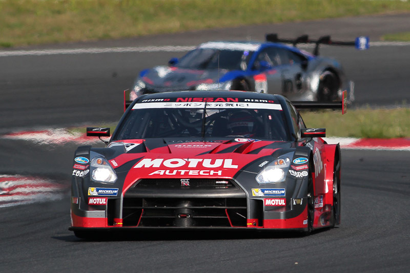 18号車を抜きトップに立った23号車