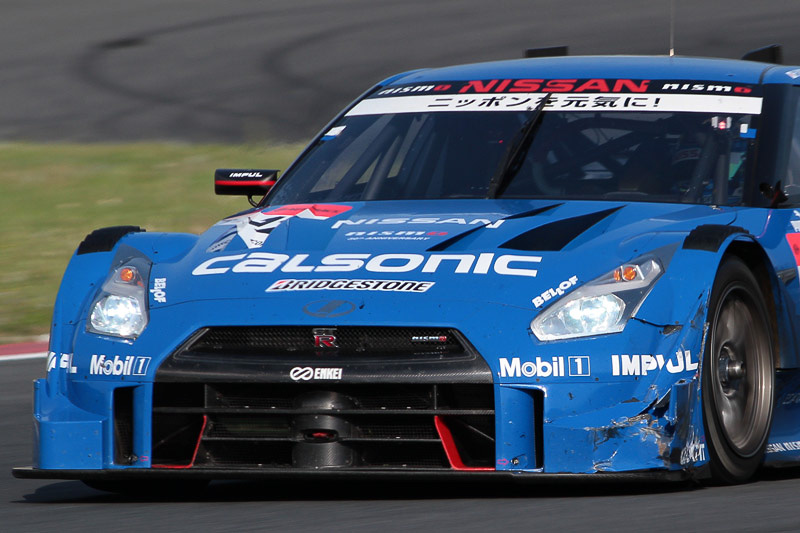 12号車は2位に浮上した後、接触により左前部にダメージを負った