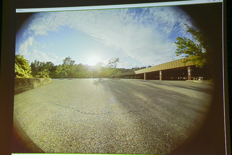 テスト車両によるデモの映像。太陽による逆光でも路面がしっかりと確認できる