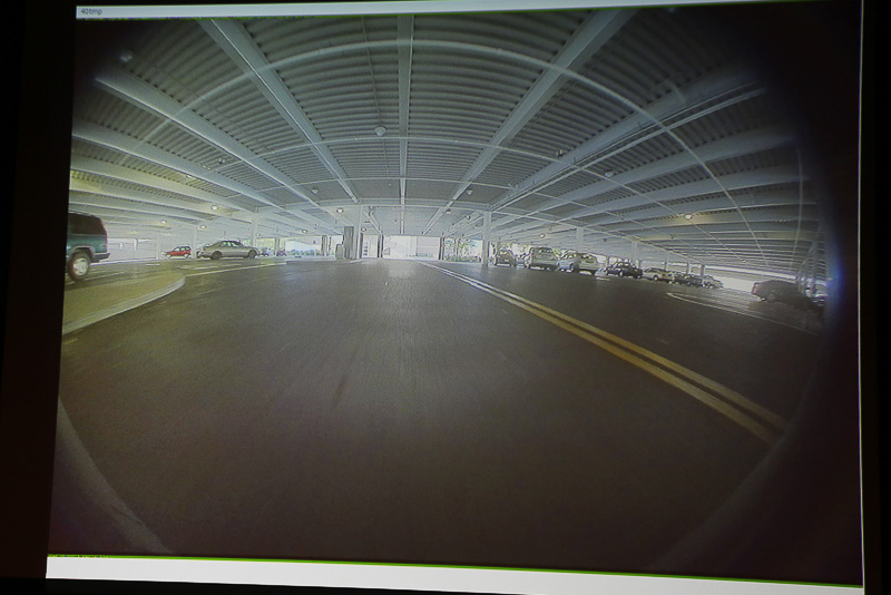 暗い屋内から屋外を見たケース。通常なら屋外の光で手前の車両などは見えないがしっかりと確認できる