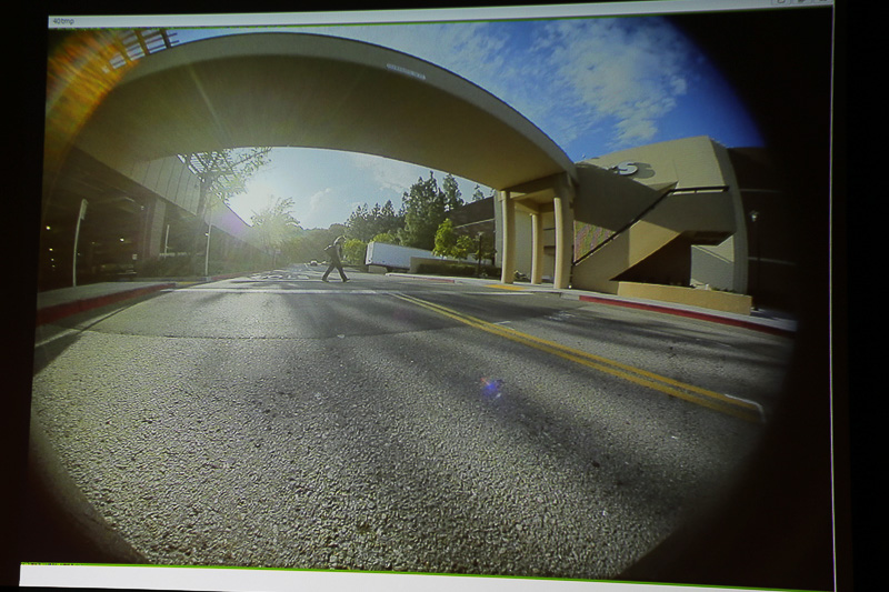 逆光だが歩行者が歩いているのを確認できる