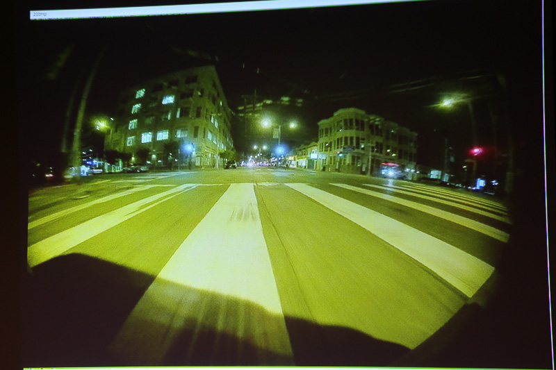 夜間走行の様子。信号の色や路面の白線も確認できるほか、他車のライトも明るすぎず車両をしっかり認識できる