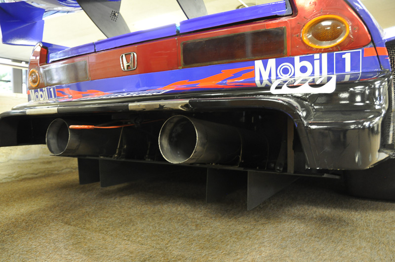 意外と近くまで近寄ることができ、じっくり各部を眺めることができる