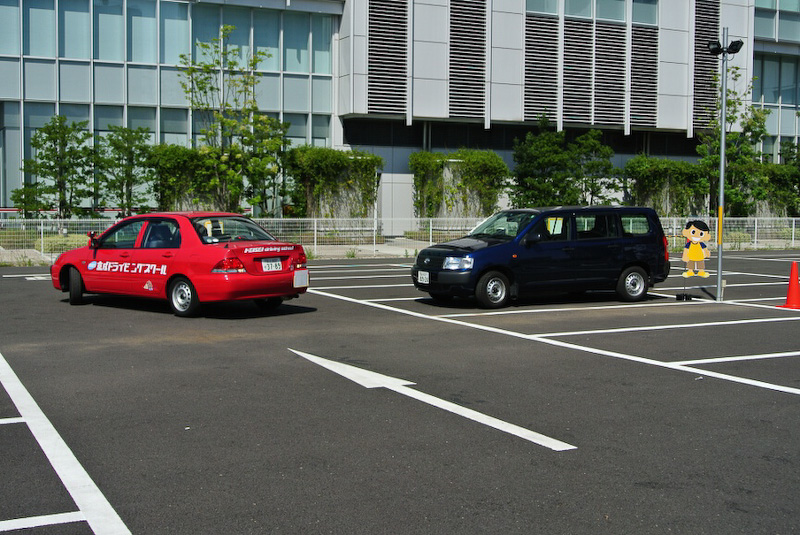 バック駐車は左右それぞれから体験できるので、参加者ごとのクセなどがあればインストラクターにチェックしてもらえる