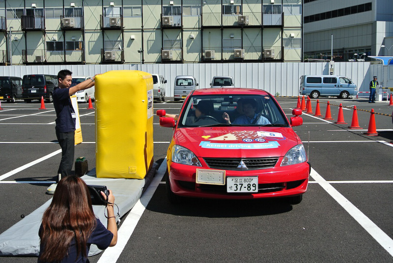バルーンのダミーを使って車体を傷つける心配なく練習できる「精算機への寄り付き」講習