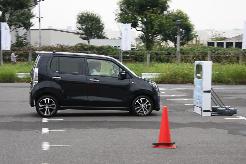 走行中に障害物を発見してブレーキを作動させたり、停車状態などで前方に障害物があるときに誤発進しないようエンジン出力を自動制御する「レーダーブレーキサポート」