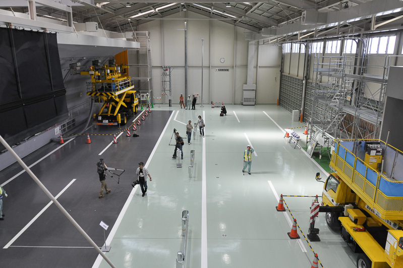 E-MACの1階、2階の吹き抜け部分。高速道路6車線分くらいの幅はあるだろうか。トンネルや足場が再現されている