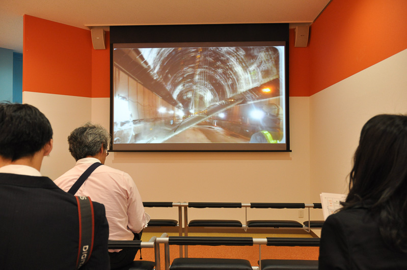 座学による学習施設。映像を見たり、講義を受けたり、インタラクティブ端末で自主学習したりと、危険への“気づき”を意識したカリキュラムが組まれている