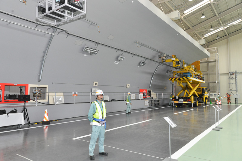 トンネルが半分ほど再現された施設。すべてコンクリートに見えるが、重量の問題からベニヤ板で構成されている。そこにトンネルの各種設備が取り付けられている