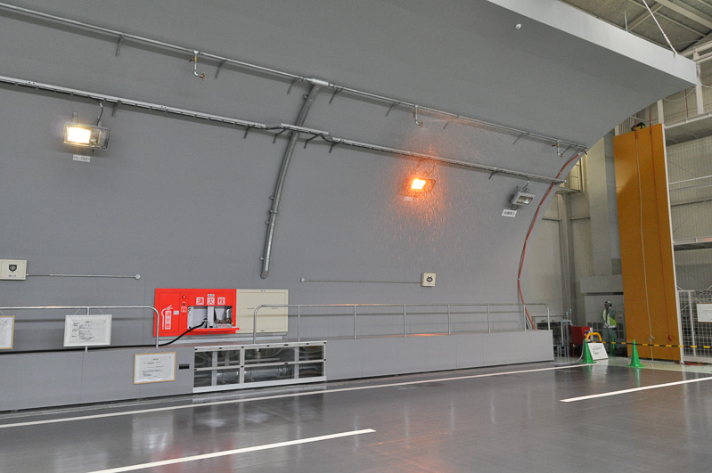 消火栓など水回りの上部には水噴射式の消火ノズルが設置されている