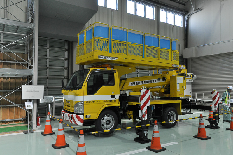 高所作業車による橋梁の打音点検訓練。高所作業車のバスケットを適切な個所に安全に近づけていく