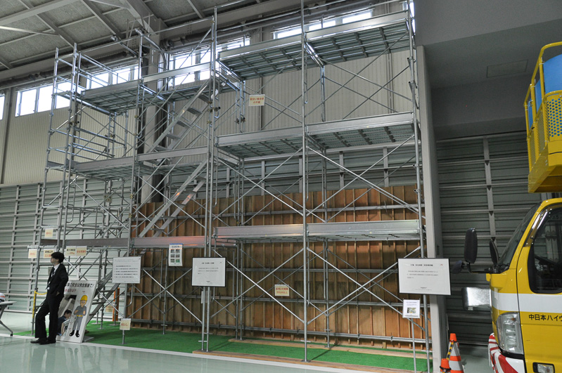 施設内に組まれていた足場。間違って組まれている個所があり、それを見つけるなどの訓練を行う