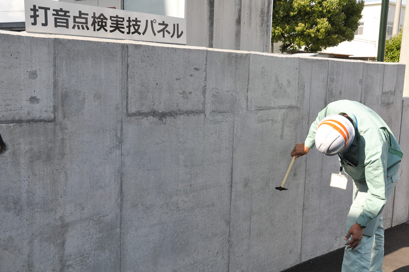打音点検実技パネル。コンクリート内部に剥離や空間が設けてあり、叩いていくと音が変わるようになっている。その音の違いを学習する